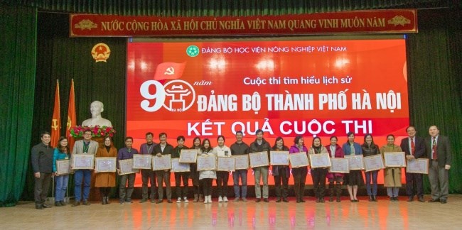 … và 21 cá nhân đạt thành tích xuất sắc trong cuộc thi “Tìm hiểu lịch sử 90 năm Đảng bộ Thành phố Hà Nội”