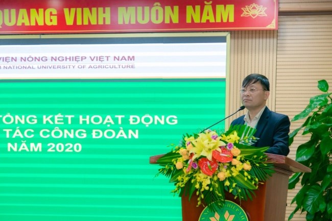 ThS. Nguyễn Công Ước - Phó Chủ tịch Công đoàn Học viện trình bày báo cáo tổng kết hoạt động công đoàn năm 2020