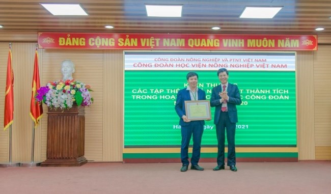 PGS.TS. Kim Văn Vạn - Đoàn viên công đoàn khoa Thủy sản nhận Bằng khen toàn diện của Tổng Liên đoàn