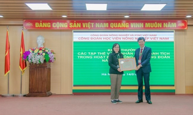 TS. Phí Thị Diễn Hồng - Đoàn viên công đoàn khoa Kế toán và Quản trị kinh doanh nhận Bằng khen chuyên đề của Công đoàn Nông nghiệp và PTNT Việt Nam