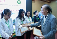 Trao tặng sinh viên Nông nghiệp Việt Nam 10 suất học bổng trị giá 2 500 USD