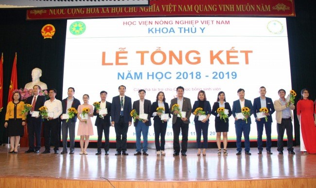 PGS.TS. Bùi Trần Anh Đào - Trưởng Khoa Thú y, PGS.TS. Lại Thị Lan Hương - Phó trưởng Khoa Thú y tặng hoa và giấy chứng nhận cho các doanh nghiệp tài trợ học bổng cho sinh viên năm học 2018-2019