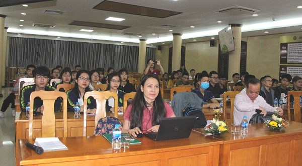 Đông đảo các thầy cô, đại diện công ty GREENFEED Việt Nam và các em Sinh viên tới tham dự khai mạc chương trình “Hạt giống tài năng”.