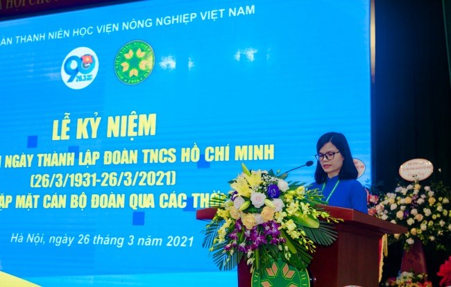 Đồng chí Đỗ Thị Kim Hương – Bí thư Đoàn Thanh niên Học viện đọc diễn văn khai mạc buổi Lễ