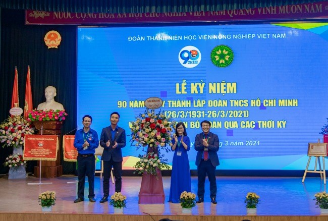 Đồng chí Nguyễn Đức Tiến – Phó Bí thư Thường trực Thành đoàn Hà Nội tặng hoa chúc mừng Đoàn Thanh niên Học viện