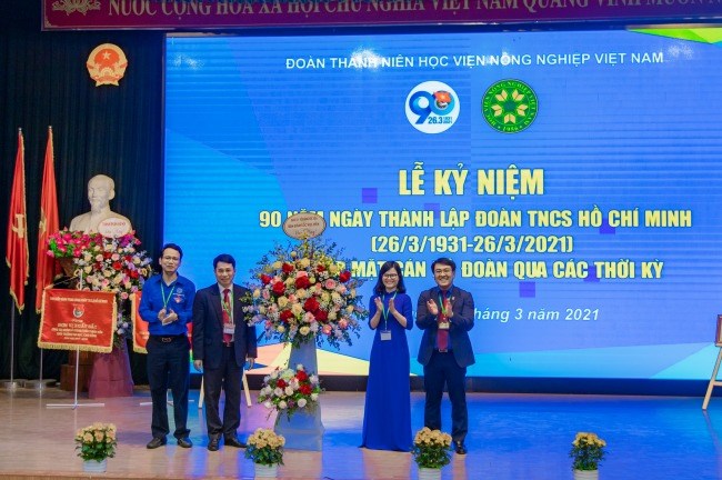 PGS. TS. Phạm Bảo Dương - Ủy viên Ban Thường vụ Đảng ủy, Phó Giám đốc Học viện tặng hoa chúc mừng Đoàn Thanh niên Học viện