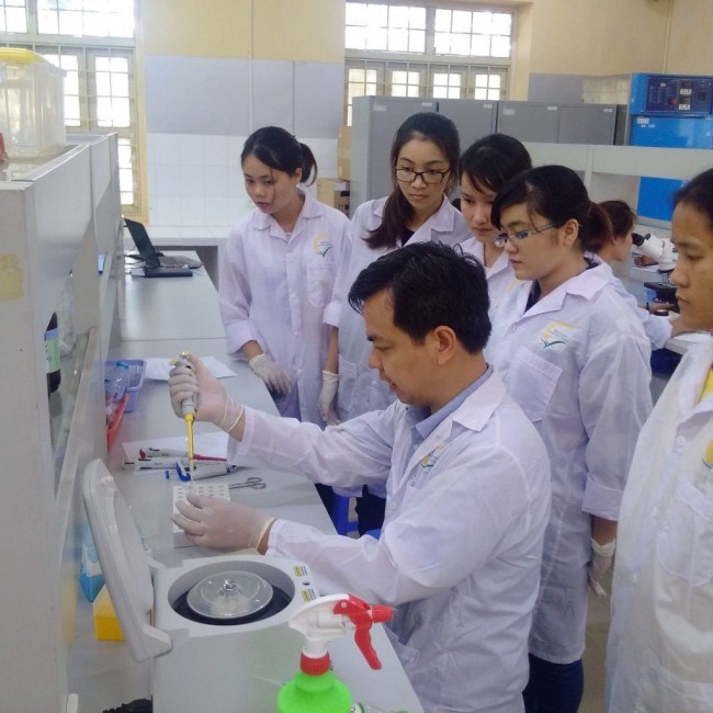 Một tiết học thực hành phân lập nấm hại cây trồng của sinh viên ngành Bảo vệ thực vật, Học viện Nông nghiệp Việt Nam.