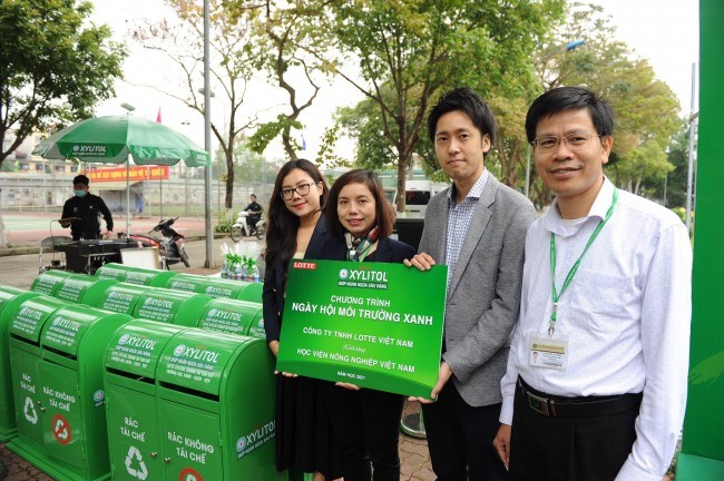 Công ty Lotte Việt Nam trao tặng 10 thùng rác phân loại cho Học viện Nông nghiệp Việt Nam