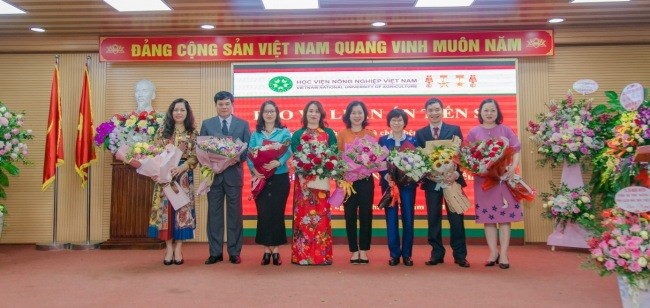 Nghiên cứu sinh Nguyễn Thị Huyền cùng Hội đồng đánh giá luận án cấp Học viện
