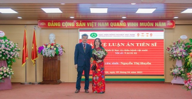 GS.TS. Phạm Văn Cường đến dự và gửi lời chúc mừng đến tân tiến sĩ Nguyễn Thị Huyền