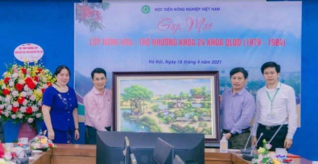 Đại diện lớp Nông hóa - Thổ nhưỡng khóa 24 tặng quà tri ân Học viện