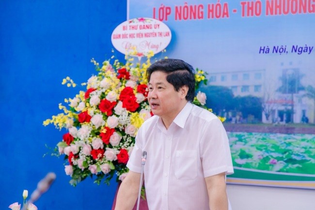 PGS.TS. Lê Quốc Doanh - Cựu sinh viên lớp Nông hóa - Thổ nhưỡng khóa 24, hiện đang giữ chức vụ Thứ trưởng Bộ Nông nghiệp và PTNT phát biểu tại buổi gặp mặt