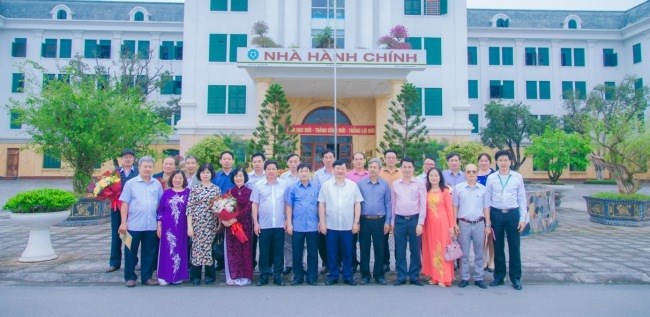 Cựu sinh viên lớp Nông hóa - Thổ nhưỡng khóa 24 chụp ảnh lưu niệm tại Nhà Hành chính