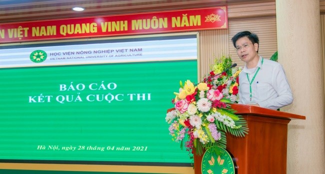 TS. Nguyễn Tất Thắng - Chủ tịch Công đoàn Học viện, Trưởng ban CTCT&CTSV trình bày báo cáo kết quả cuộc thi