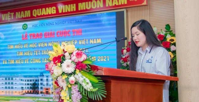 Em Nguyễn Thị Hồng Thơm - Học sinh lớp 12 Sử, Trường THPT Chuyên Bắc Ninh phát biểu tại buổi lễ