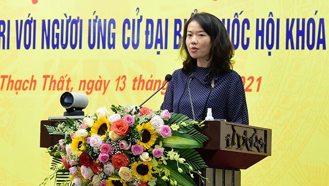 Ứng cử viên Hoàng Thị Mai Hương trình bày chương trình hành động