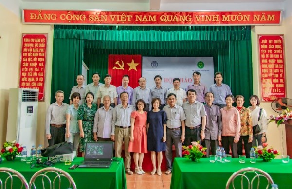 Nhóm thực hiện Hội thảo chụp ảnh lưu niệm cùng chính quyền địa phương và các hộ dân tham gia mô hình