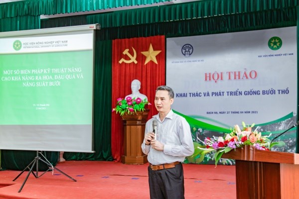 TS. Vũ Thanh Hải trình bày về một số biện pháp kĩ thuật nâng cao năng suất và chất lượng cho cây bưởi