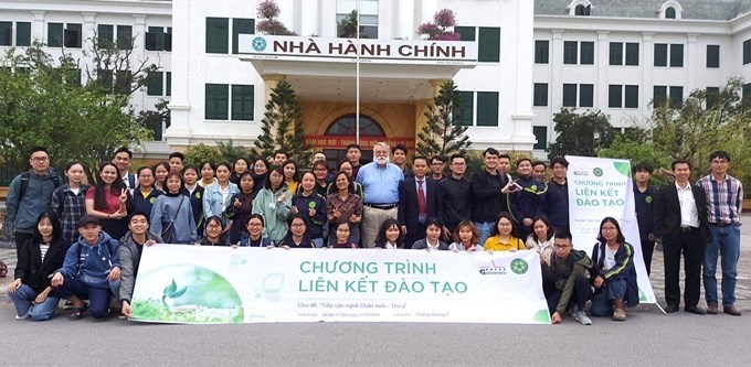 Sinh viên lớp “Hạt giống tài năng khoa Chăn nuôi” chụp ảnh lưu niệm cùng thầy cô và các chuyên gia đến từ công ty GREENFEED