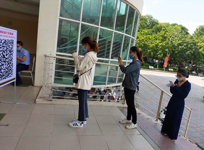 Sinh viên thực hiện khai báo y tế trước khi tiến hành bầu cử Quốc hội và HĐND