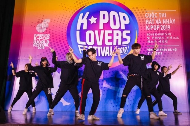 CLB Dance Fly High với tiết mục nhảy trong chương trình K-Pop Lovers Festival năm 2019