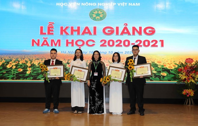 GS.TS.Nguyễn Thị Lan, Giám đốc Học viện Nông nghiệp Việt Nam trao học bổng cho sinh viên Nguyễn Hà Trang – sinh viên ngành Sư phạm công nghệ và các sinh viên ưu tú. (Ảnh: VNUA).