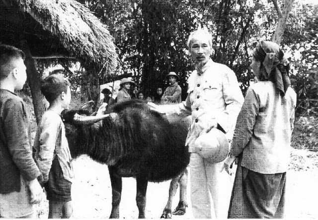 Bác Hồ thăm nông dân Bắc Giang, tháng 2/1955