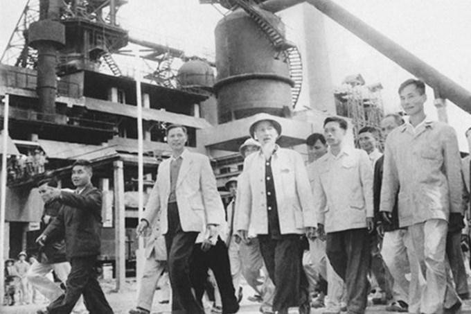 Bác Hồ về thăm Khu gang thép Thái Nguyên năm 1964