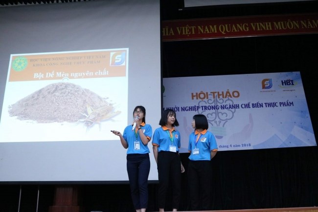 Thanh Mai (cầm míc bên trái) cùng 2 thành viên dự án trình bày Đề tài Khởi nghiệp trong Hội thi Khởi nghiệp (năm 2018)