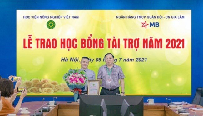 TS Vũ Ngọc Huyên - Phó Bí thư thường trực Đảng ủy, Phó Giám đốc Học viện trao chứng nhận cho Ngân hàng TMCP Quân đội