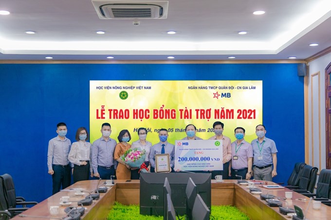 MB Bank  trao 200 triệu đồng học bổng cho sinh viên Học viện Nông nghiệp Việt Nam