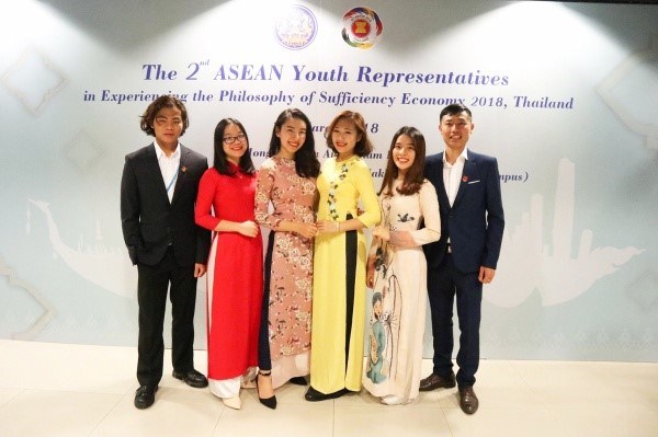 Sinh viên Tống Thị Hằng (mặc áo dài đỏ) – Khoa Nông học (Khóa 60) tham gia chương trình giao lưu sinh viên quốc tế tại Thái Lan