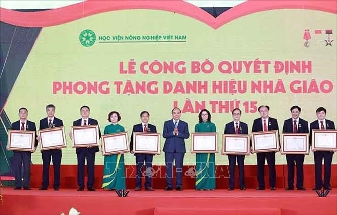 Chủ tịch nước Nguyễn Xuân Phúc dự Lễ kỷ niệm Ngày Nhà giáo Việt Nam tại Học viện Nông nghiệp Việt Nam