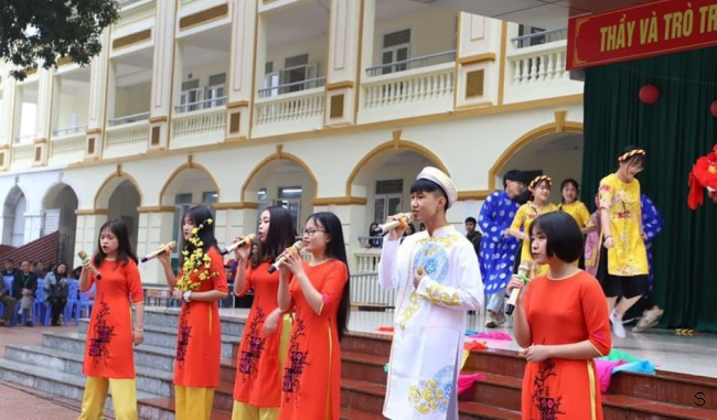 Nguyễn Phong Thái tham gia biểu diễn văn nghệ trong các chương trình của Trường THPT Thạch Thất