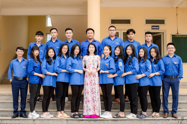 Hà Trang (đứng thứ 06 từ phải qua trái) cùng BCH Đoàn trường THPT Hương Sơn, Hà Tĩnh