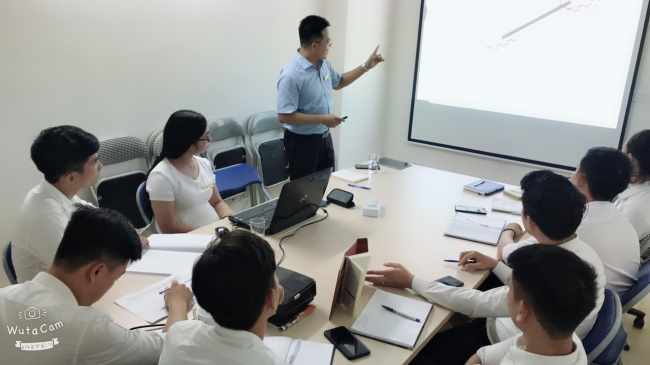 Anh Nguyễn Văn Vượng (áo xanh) đang tổ chức đào tạo cho cho nhân sự của Công ty Saco