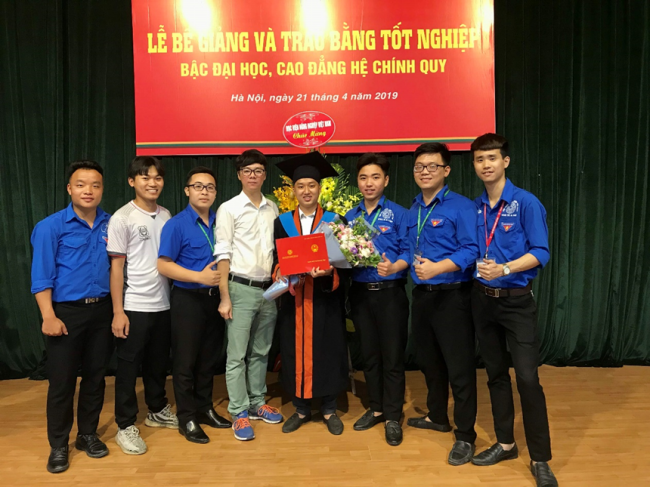 Anh Lê Văn Hải nhận bằng tốt nghiệp Đại học năm 2019