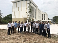 Khoa Cơ - Điện tiếp nhận cây xanh do cựu sinh viên trao tặng