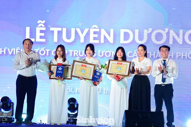 TS Vũ Ngọc Huyên - Phó Giám đốc Học viện Nông nghiệp Việt Nam và đại diện trao danh hiệu 'Sinh viên 5 tốt' cấp T.Ư cho 3 sinh viên.