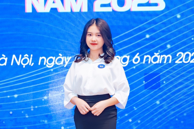 Nữ sinh ngành Xã hội học trổ tài hùng biện tại cuộc thi “Break The Limits năm 2023”