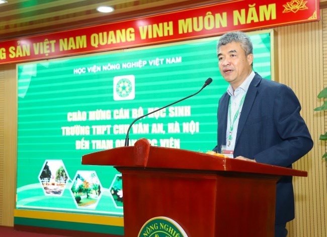 Học sinh Trường THPT Chu Văn An, Hà Nội đến tham quan, trải nghiệm tại Học viện Nông nghiệp Việt Nam