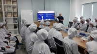 Học tập thực tế về quy trình sản xuất sữa tại công ty cổ phần dinh dưỡng Nutricare trong chương trình Khóa tập huấn về chuỗi giá trị thực phẩm 2025