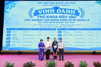 Tưng bừng chào đón các tân sinh viên K71 Khoa Kinh tế và Quản lý