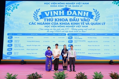 Tưng bừng chào đón các tân sinh viên K71 Khoa Kinh tế và Quản lý