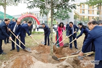 Chủ tịch Quốc hội Trần Thanh Mẫn trồng cây lưu niệm tại Học viện Nông nghiệp Việt Nam