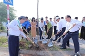 Thứ trưởng Bộ Nông nghiệp và Môi trường Nguyễn Quốc Trị trồng hàng cây chào mừng kỷ niệm 70 năm Ngày thành lập Học viện Nông nghiệp Việt Nam