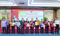 Đảng ủy Học viện Nông nghiệp Việt Nam tổ chức Lễ trao tặng Huy hiệu 30 năm, 35 năm tuổi Đảng