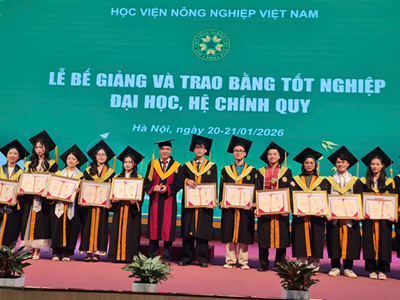Học viện Nông nghiệp Việt Nam trao bằng tốt nghiệp đại học hệ chính quy cho gần 1 000 sinh viên