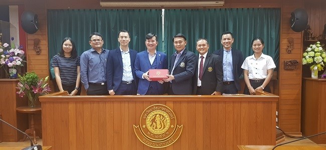 Assoc.Prof.Dr. Tran Trong Phuong presents souvenirs to representatives of the Faculty of Forestry, Kasetsart University, Thailand