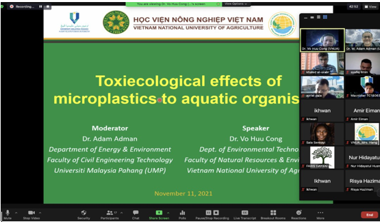 Dr. Vo Huu Cong, a keynote speaker, presents the topic of microplastic